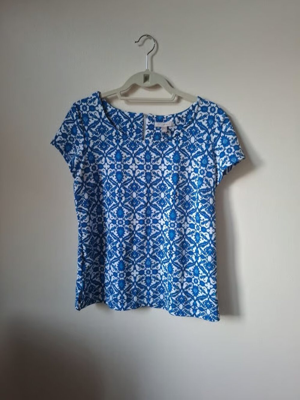 Vintage Roz & Ali Blue and White Floral Shirt Size M Polyester and Spandex